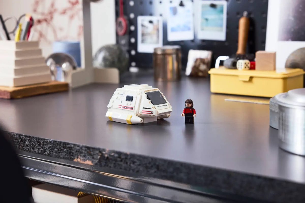 LEGO Star Trek 40768 Type 15 Shuttlepod Lifestyle 1200x801